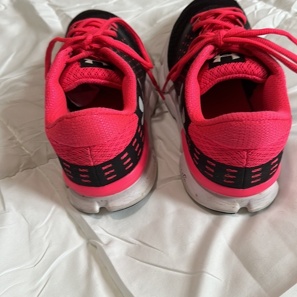 Under Armour speed swift black & hot pink tennis shoe. Size .9 - Picture 3 of 5